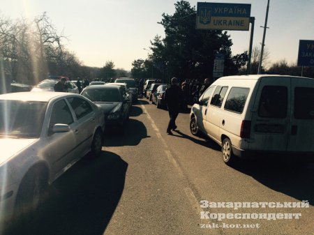 Скандал на Закарпатті: водії перекрили українсько-словацький кордон (ФОТО)