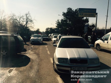 Скандал на Закарпатті: водії перекрили українсько-словацький кордон (ФОТО)