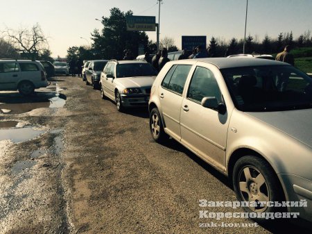 Скандал на Закарпатті: водії перекрили українсько-словацький кордон (ФОТО)