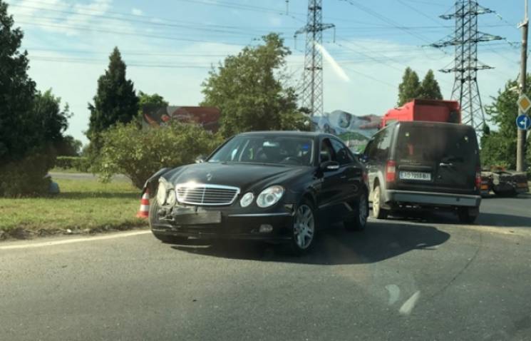 При в'їзді у Мукачево сталася аварія: Рух транспорту ускладнено (ФОТО)