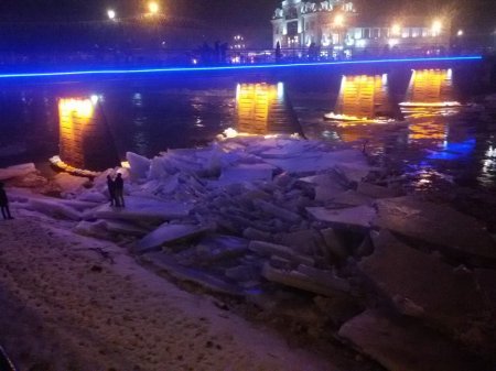 В Ужгороді під мостом діти ризикували своїм життям (Фото)