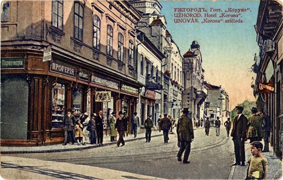 1924 р. Кут провулку Театрального та Корзо, готель «Коруна», ліворуч будинок, на місці якого тепер...