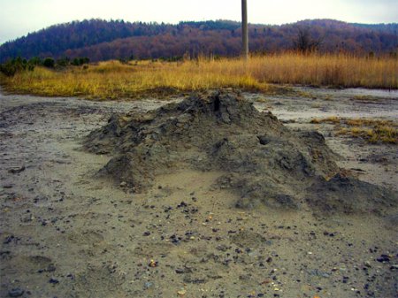 У сусідній із Закарпаттям областю є єдиний в Україні діючий вулкан (ФОТО)