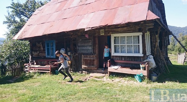 Вероніка та Яна граються біля хати 