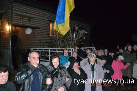 Запаленими лампадками та вигуками «Герої не вмирають!» зустрів Тячів  загиблого під Дебальцевим героя Романа Козичка (фоторепортаж)