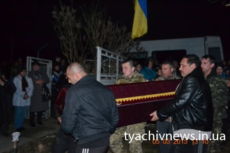 Запаленими лампадками та вигуками «Герої не вмирають!» зустрів Тячів  загиблого під Дебальцевим героя Романа Козичка (фоторепортаж)