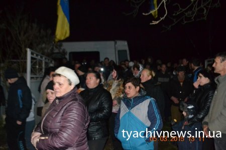 Запаленими лампадками та вигуками «Герої не вмирають!» зустрів Тячів  загиблого під Дебальцевим героя Романа Козичка (фоторепортаж)