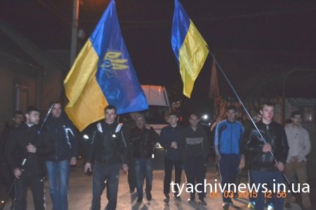 Запаленими лампадками та вигуками «Герої не вмирають!» зустрів Тячів  загиблого під Дебальцевим героя Романа Козичка (фоторепортаж)