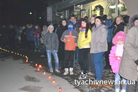 Запаленими лампадками та вигуками «Герої не вмирають!» зустрів Тячів  загиблого під Дебальцевим героя Романа Козичка (фоторепортаж)