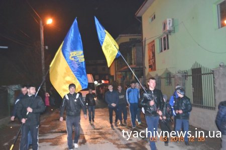 Запаленими лампадками та вигуками «Герої не вмирають!» зустрів Тячів  загиблого під Дебальцевим героя Романа Козичка (фоторепортаж)