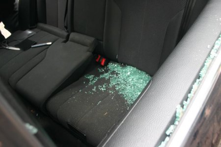 В Ужгороді з’явилися мисливці за деталями, знімають з припаркованих авто (фото) В Ужгороді з’явилися мисливці за деталями, знімають з припаркованих авто (фото)