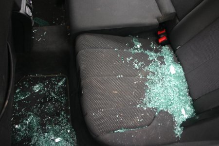 В Ужгороді з’явилися мисливці за деталями, знімають з припаркованих авто (фото) В Ужгороді з’явилися мисливці за деталями, знімають з припаркованих авто (фото)