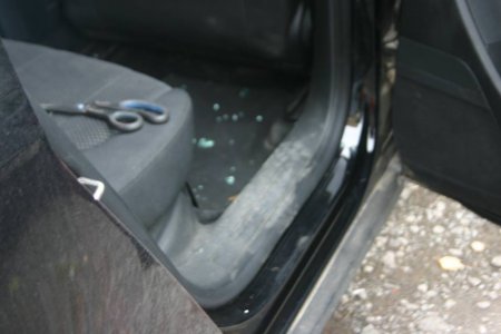 В Ужгороді з’явилися мисливці за деталями, знімають з припаркованих авто (фото) В Ужгороді з’явилися мисливці за деталями, знімають з припаркованих авто (фото)