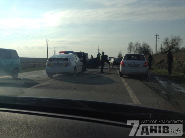 Між Ужгородом і Мукачевом велика аварія – легковик перевернувся на дах