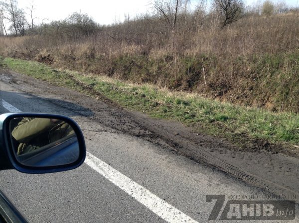 Між Ужгородом і Мукачевом велика аварія – легковик перевернувся на дах