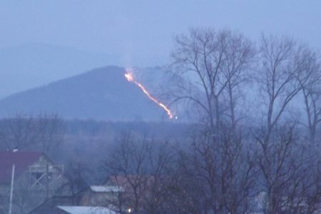 Поблизу Тячева горить гора Капона, на якій зображено слово «МИР»