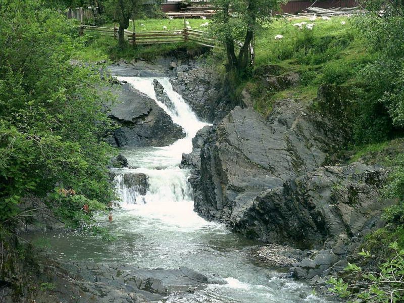 Каскадний водоспад Сучавський Гук, Шепіт