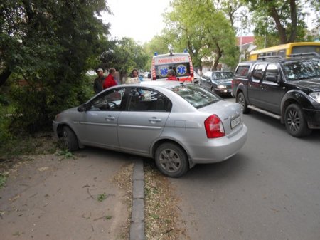 Жахлива ДТП в Ужгороді: Таксист ледь не проломив стіну будинку (ФОТО)