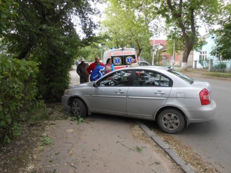 Жахлива ДТП в Ужгороді: Таксист ледь не проломив стіну будинку (ФОТО)