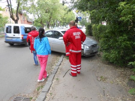 Жахлива ДТП в Ужгороді: Таксист ледь не проломив стіну будинку (ФОТО)